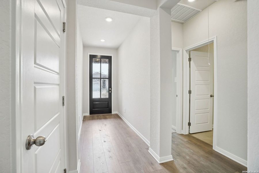 Spacious, unfurnished interior of a new home in Royal Crest, San Antonio (Image 14).