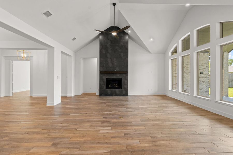 Spacious, unfurnished interior of a new home in Riceland 70', Mont Belvieu (Image 17).