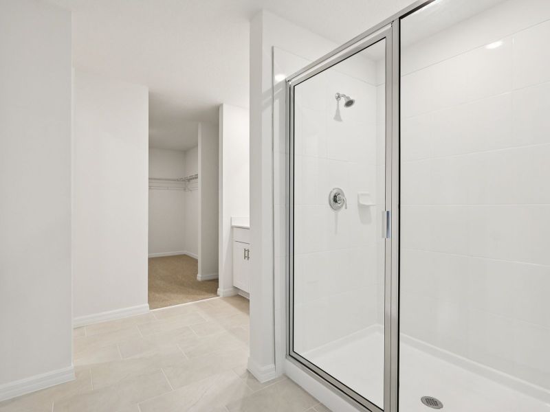 Spacious, unfurnished interior of a new home in Hamilton Bluff - Signature Series, Haines City (Image 9).