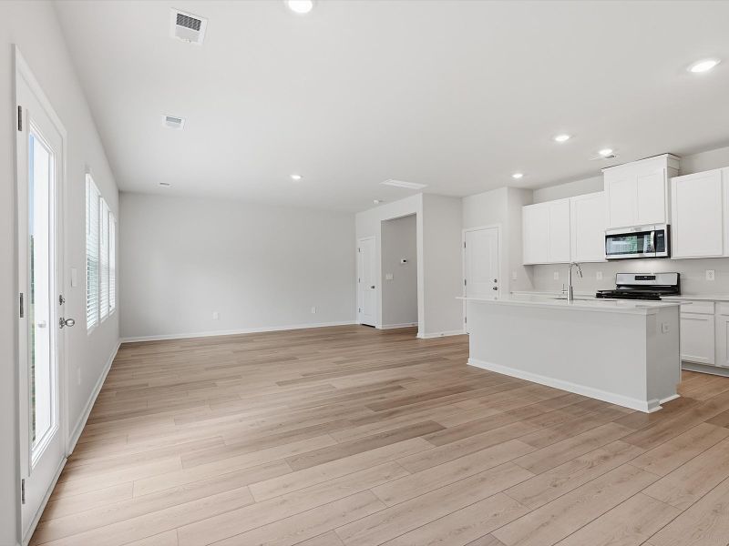 Spacious, unfurnished interior of a new home in Pleasant Brook, Greenville (Image 11).
