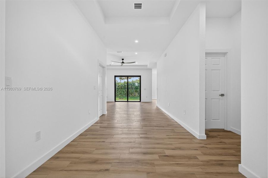Spacious, unfurnished interior of a new home in , Fort Lauderdale (Image 28).