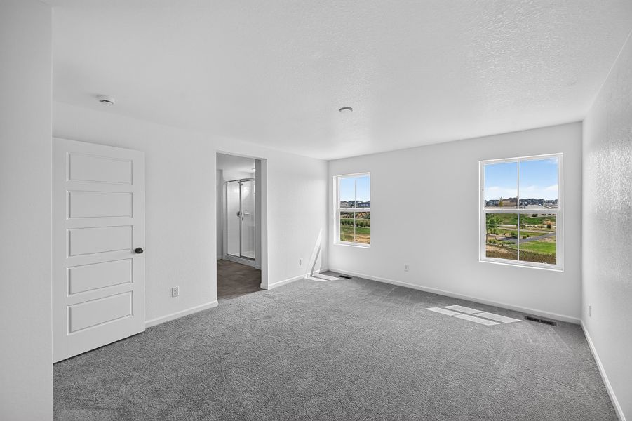 Spacious, unfurnished interior of a new home in The Aurora Highlands, Aurora (Image 16).