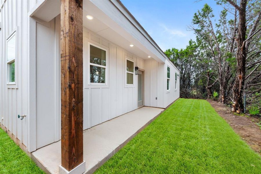 Exterior details and patio area of a home in Canyon Creek, Granbury (Image 3).