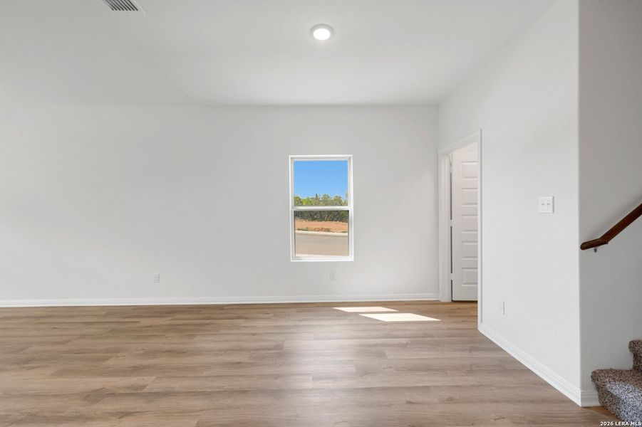 Spacious, unfurnished interior of a new home in Mesquite Ridge, San Antonio (Image 38).