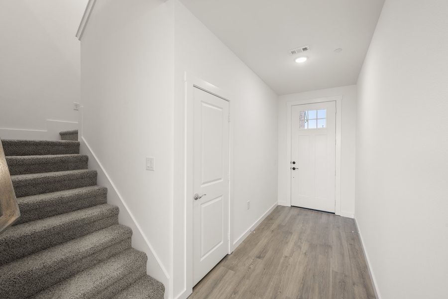 Spacious, unfurnished interior of a new home in Wildridge, Oak Point (Image 14).