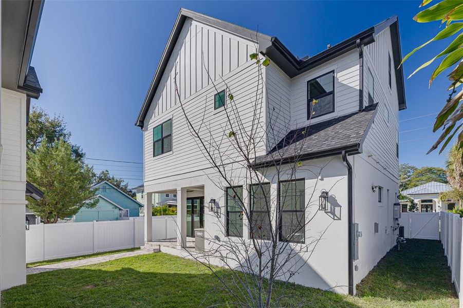 Exterior details and patio area of a home in , St. Petersburg (Image 29).