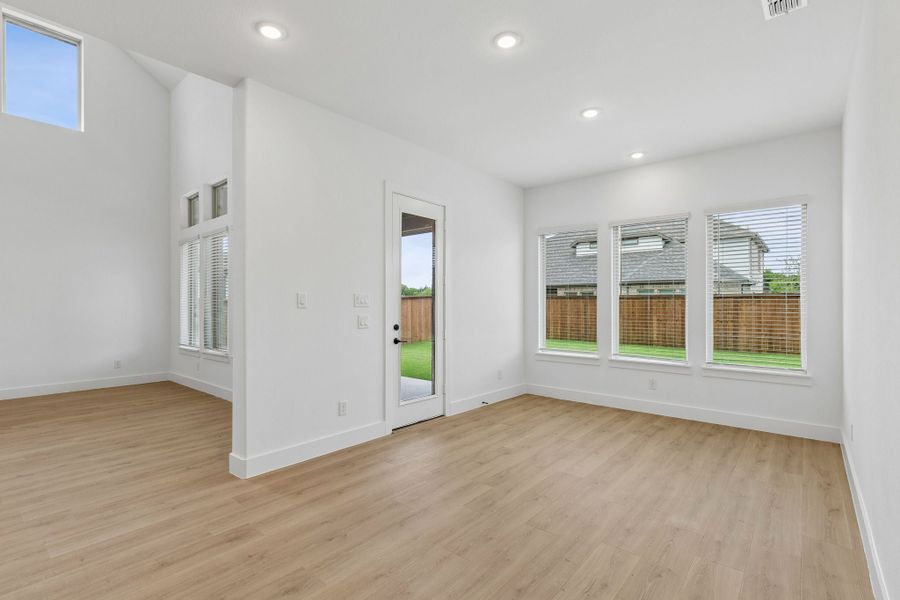 Spacious, unfurnished interior of a new home in Dove Hollow, Waxahachie (Image 22).