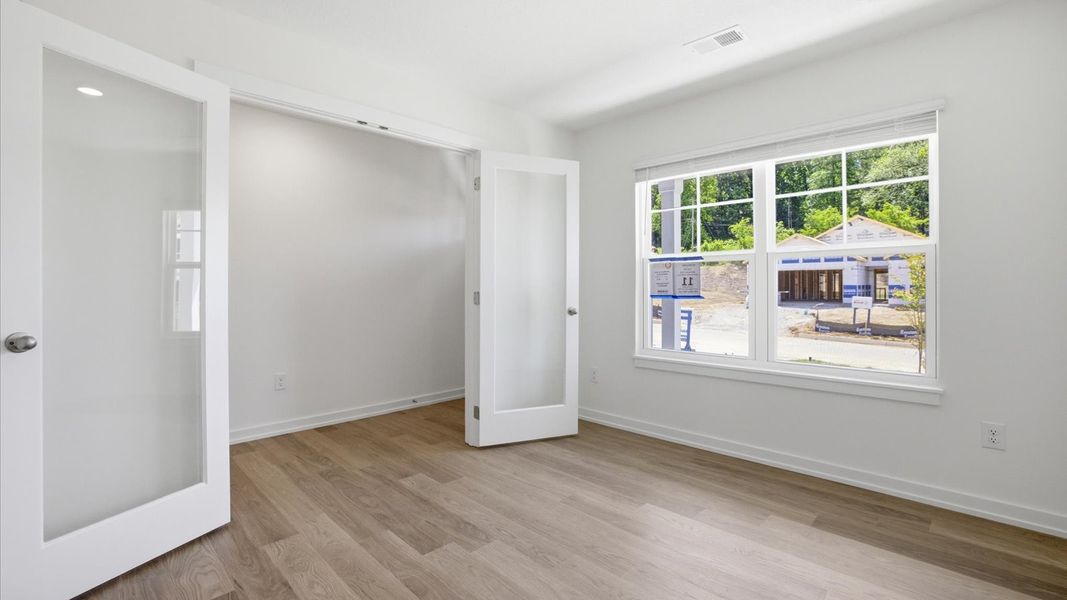 Spacious, unfurnished interior of a new home in Oak Hill, Vonore (Image 17).