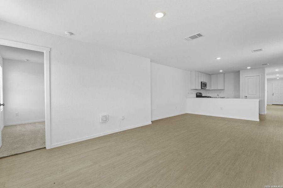 Spacious, unfurnished interior of a new home in Spring Grove, St. Hedwig (Image 18).