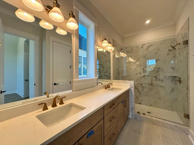 The Ballar A Primary Suite Bathroom