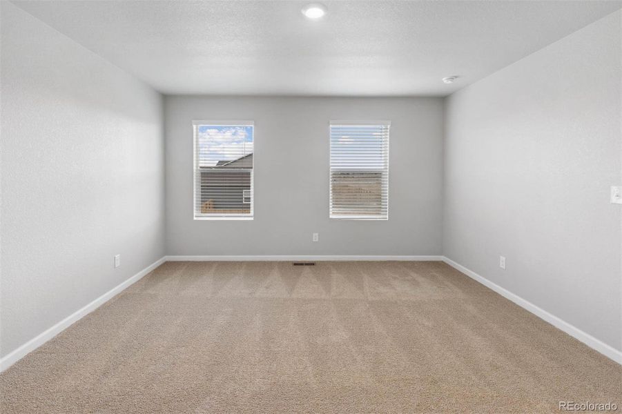Spacious, unfurnished interior of a new home in Cottonwood Greens, Fort Lupton (Image 8).