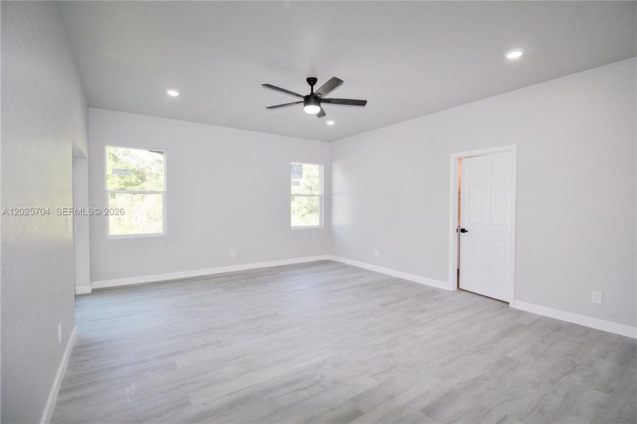 Spacious, unfurnished interior of a new home in , Sebring (Image 18).