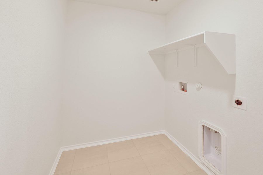 Spacious, unfurnished interior of a new home in Stoney Chase, Del Valle (Image 18).
