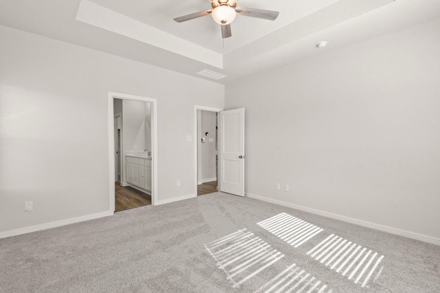 Spacious, unfurnished interior of a new home in Country Creek, Mont Belvieu (Image 21).