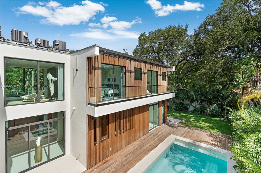Exterior details and patio area of a home in , Miami (Image 27).