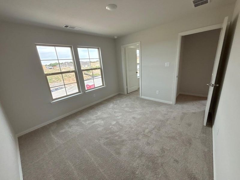 Spacious, unfurnished interior of a new home in Waterford Park, Weatherford (Image 8).