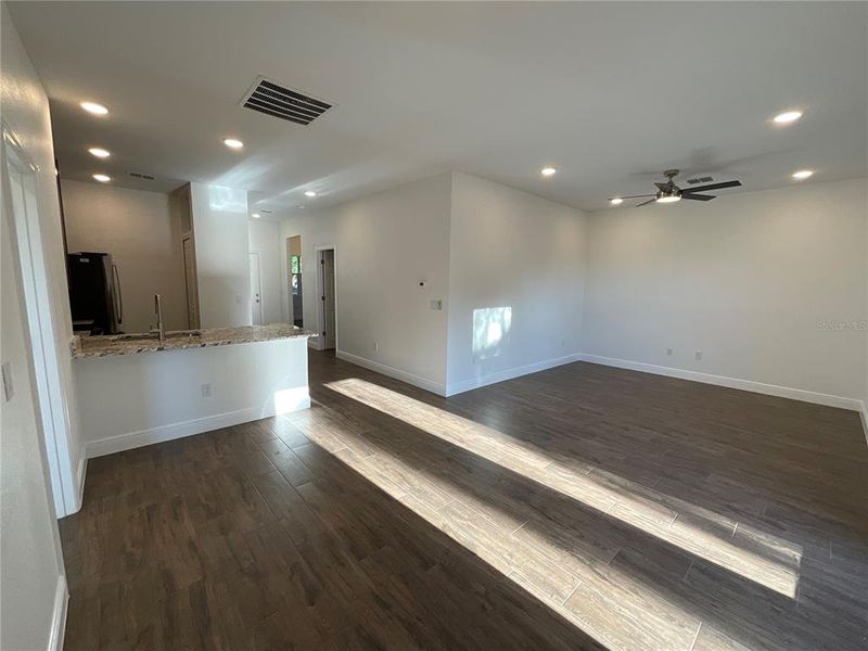 Spacious, unfurnished interior of a new home in , Orlando (Image 15).