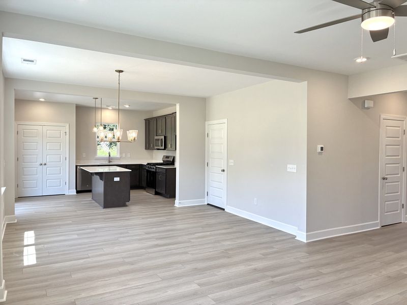 Spacious, unfurnished interior of a new home in Holly Ridge, Greenville (Image 14).