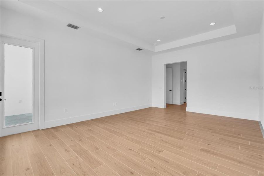 Spacious, unfurnished interior of a new home in , Sarasota (Image 34).