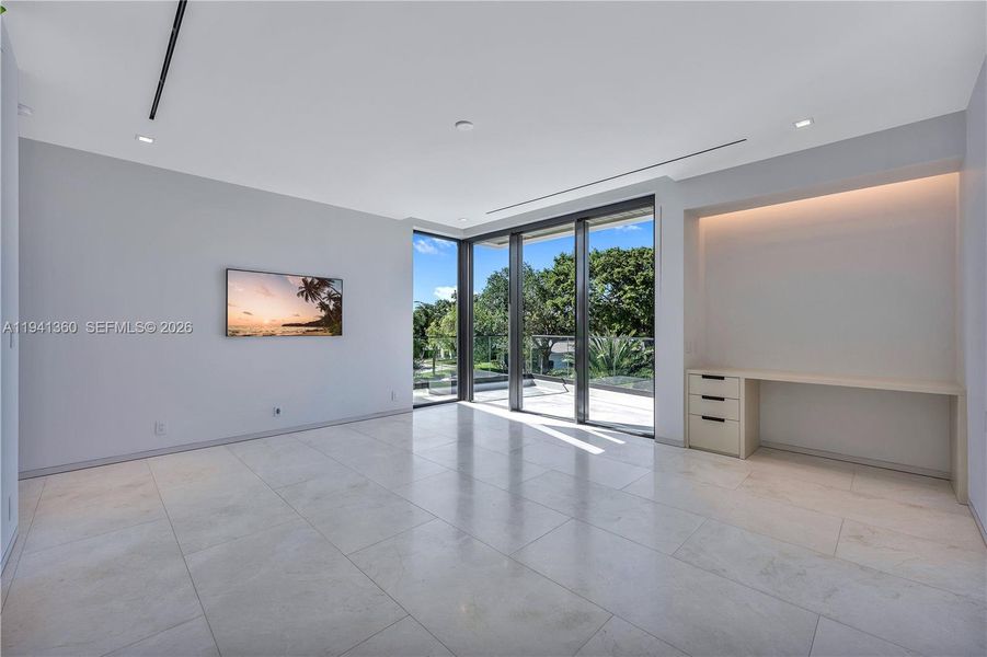 Spacious, unfurnished interior of a new home in , Fort Lauderdale (Image 19).