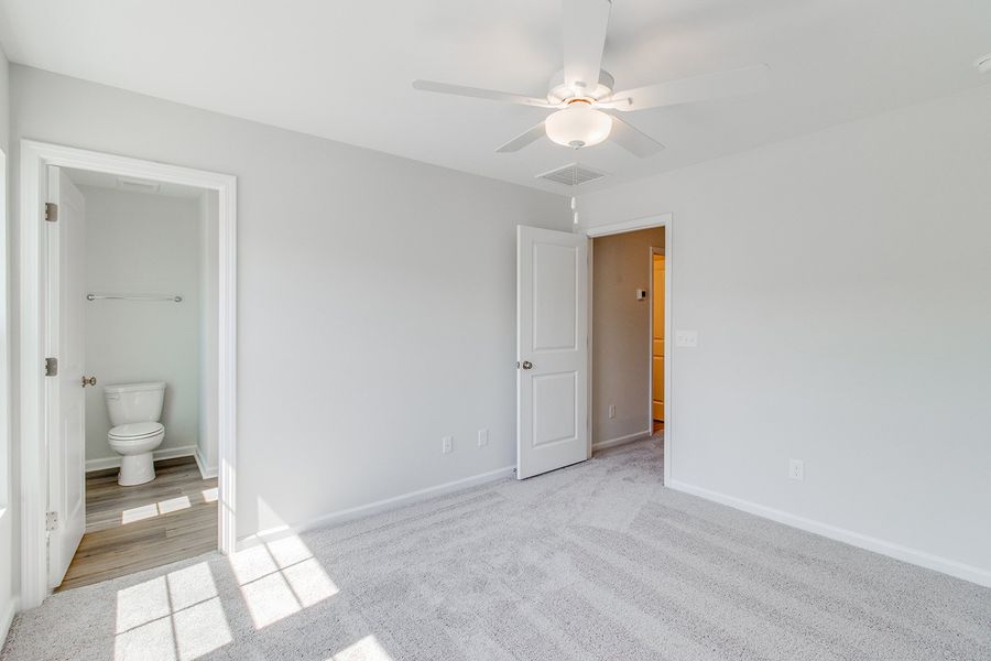 Spacious, unfurnished interior of a new home in Astoria, Columbia (Image 23).