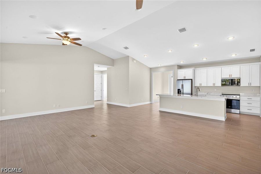 Spacious, unfurnished interior of a new home in Cape Coral, Cape Coral (Image 30).