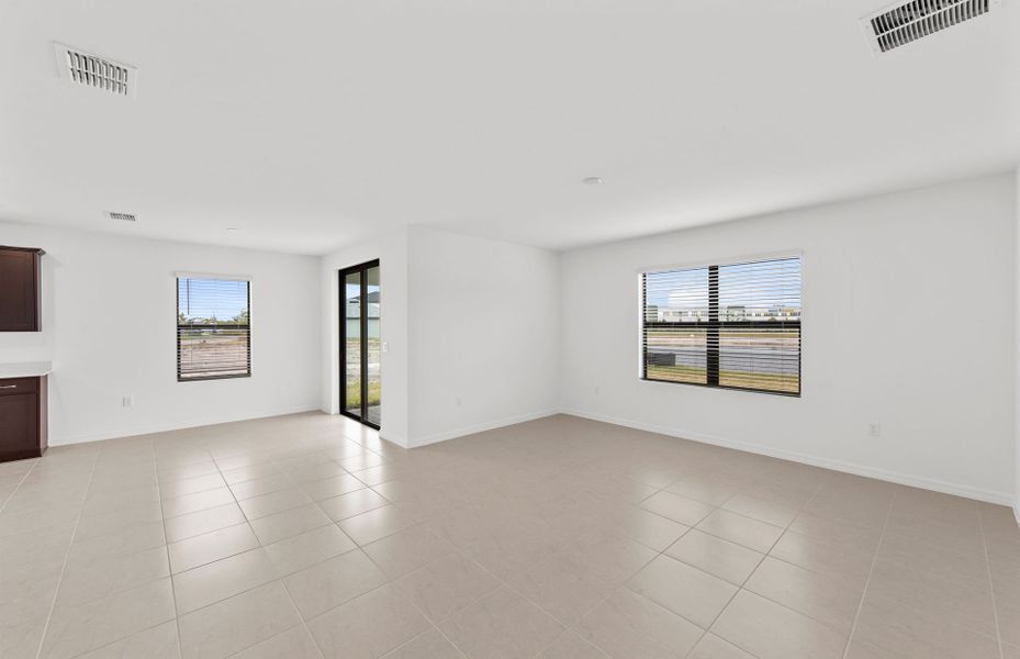 Spacious, unfurnished interior of a new home in Whispering Lakes, Lehigh Acres (Image 18).