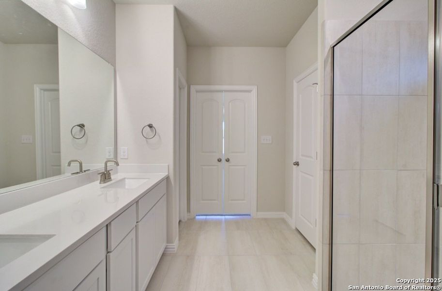Furnished interior view inside a new home in Sunflower Ridge, New Braunfels (Image 4).