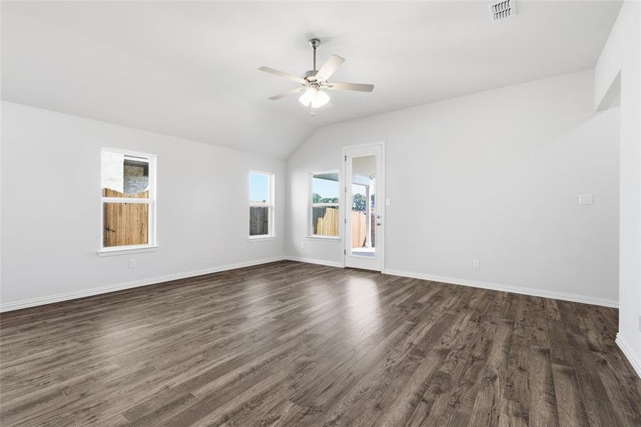 Spacious, unfurnished interior of a new home in Green Oaks Preserve, Arlington (Image 38).