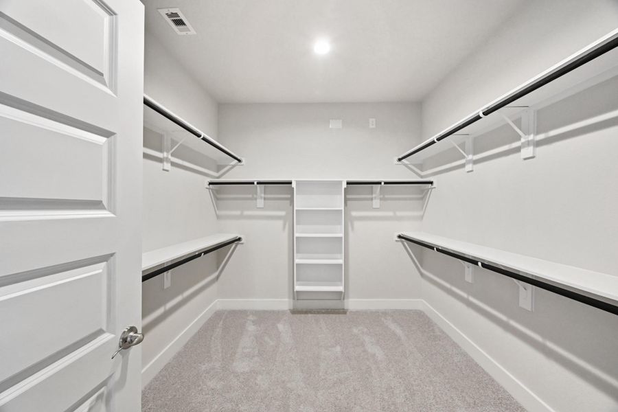 Spacious, unfurnished interior of a new home in Barton Creek Ranch, Conroe (Image 19).