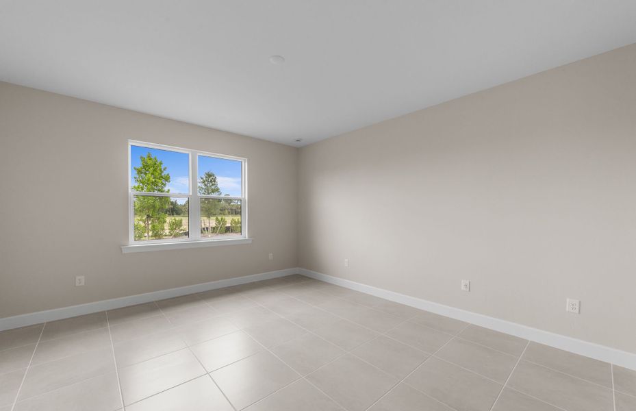 Spacious, unfurnished interior of a new home in Del Webb Oak Creek, North Fort Myers (Image 24).