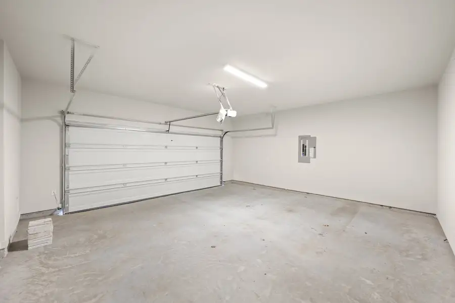 Spacious, unfurnished interior of a new home in Wildridge, Oak Point (Image 26).