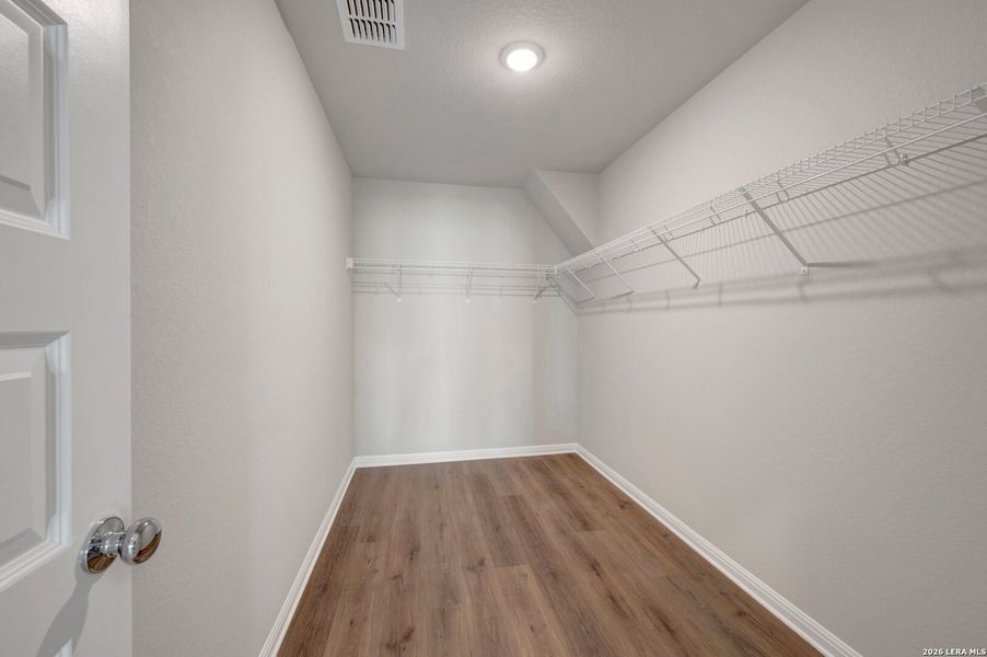 Spacious, unfurnished interior of a new home in Mesquite Ridge, San Antonio (Image 25).
