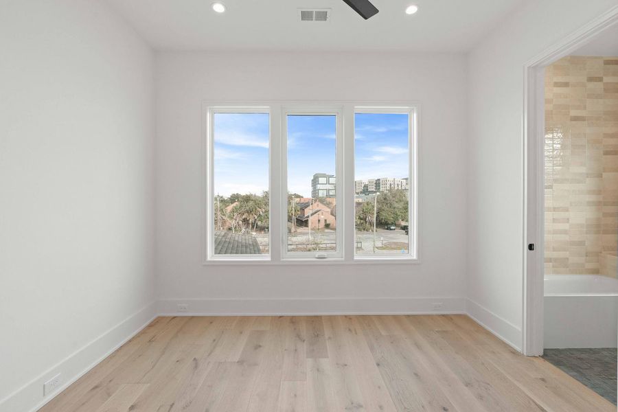 Spacious, unfurnished interior of a new home in , Charleston (Image 24).