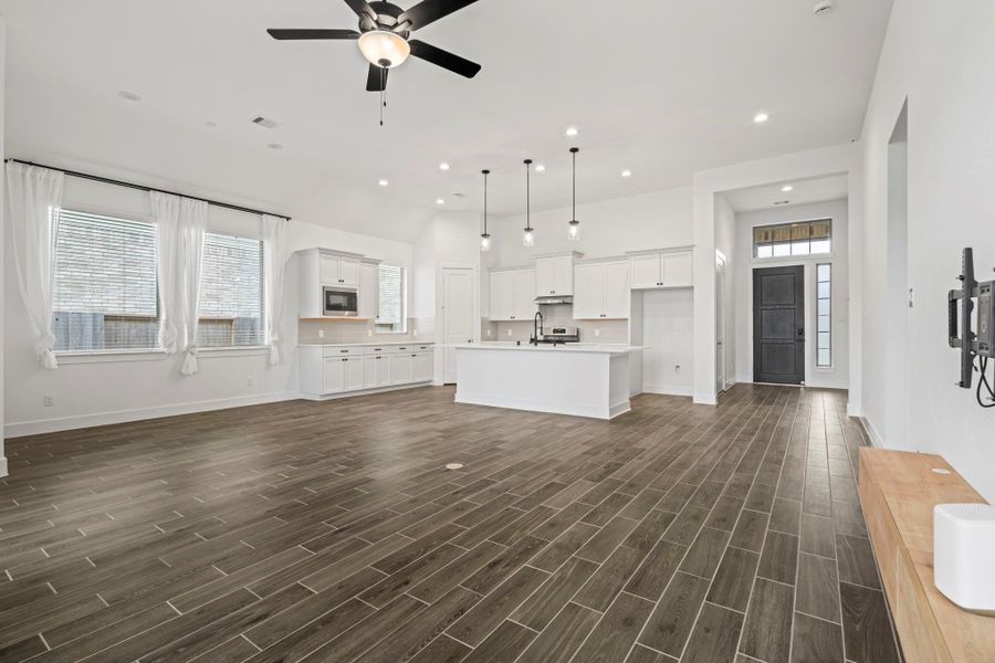 Spacious, unfurnished interior of a new home in Meridiana, Iowa Colony (Image 18).