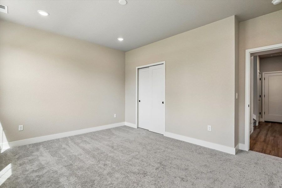 Spacious, unfurnished interior of a new home in Pony Park, Colorado Springs (Image 22).