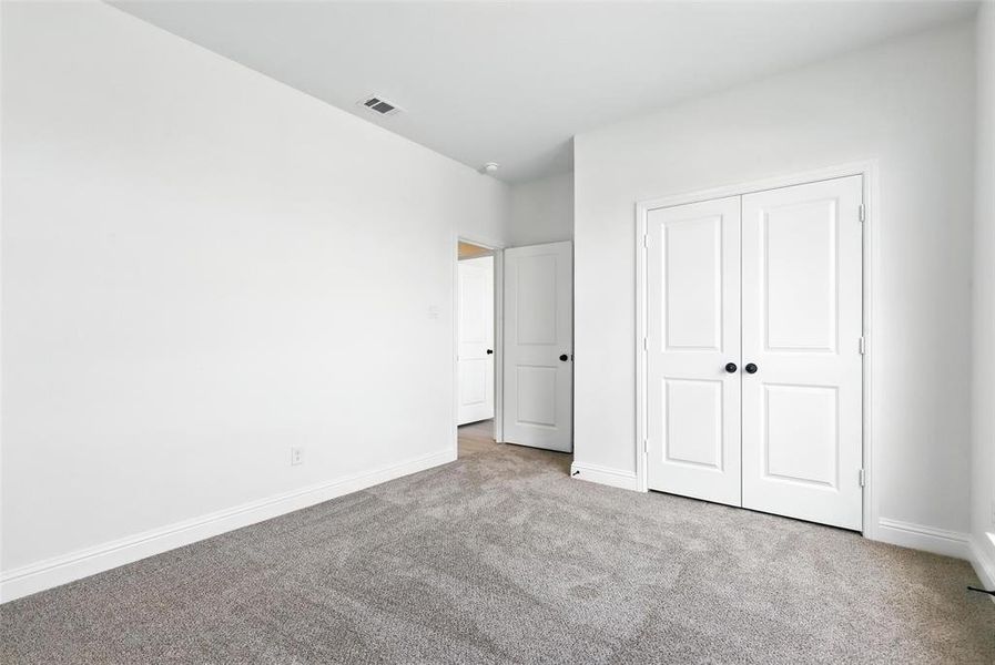 Spacious, unfurnished interior of a new home in Trail Creek, Cleburne (Image 22).