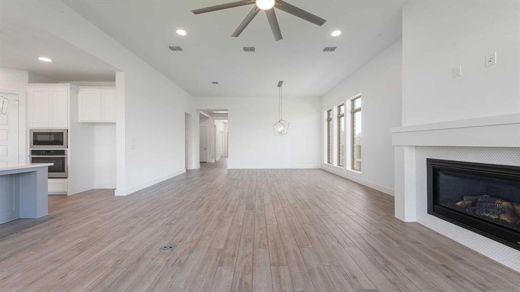 Spacious, unfurnished interior of a new home in Devonshire - Reserve 60', Forney (Image 16). Spacious, unfurnished interior of a new home in Devonshire - Reserve 60', Forney (Image 16).