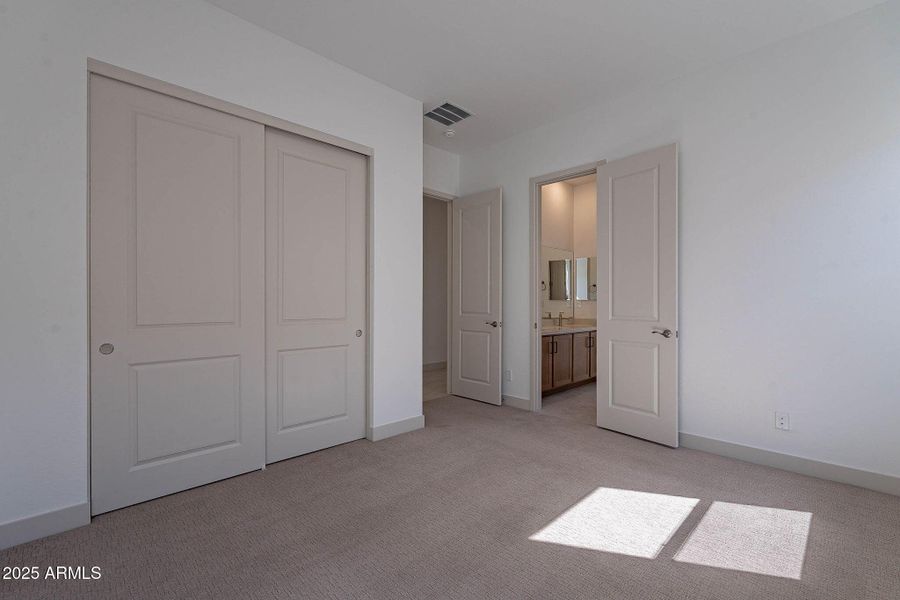 37-web-or-mls-Meadowbrook-37