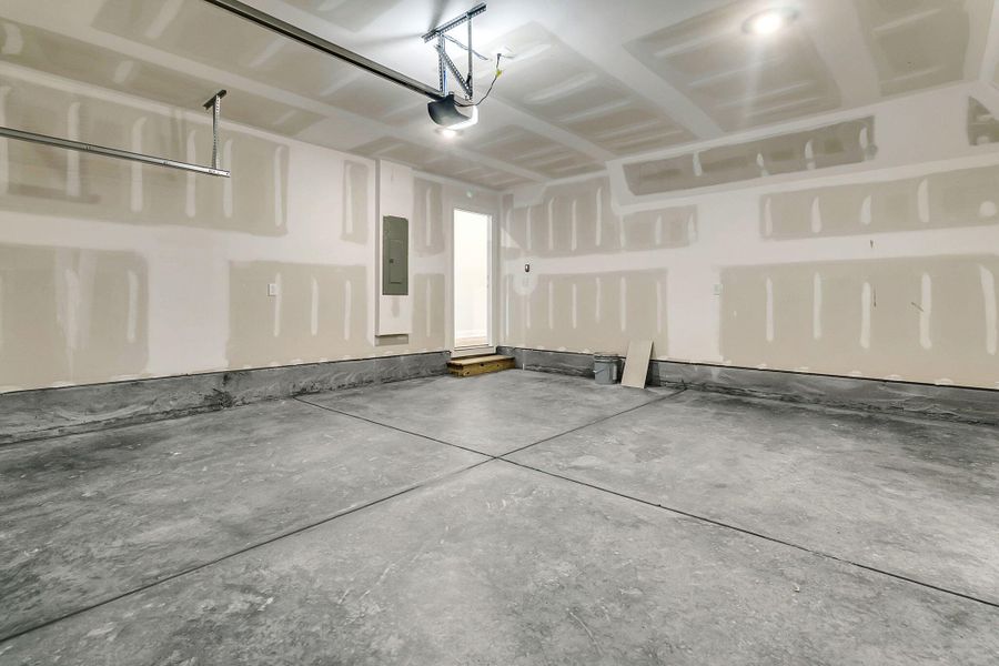 Spacious, unfurnished interior of a new home in Tidewater at Lakes of Cane Bay, Summerville (Image 19).