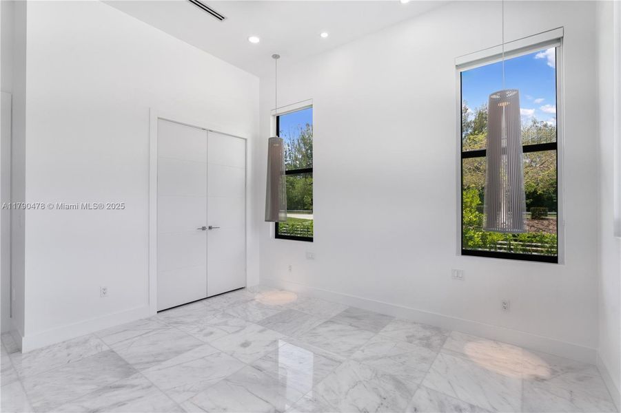 Spacious, unfurnished interior of a new home in , Plantation (Image 21).