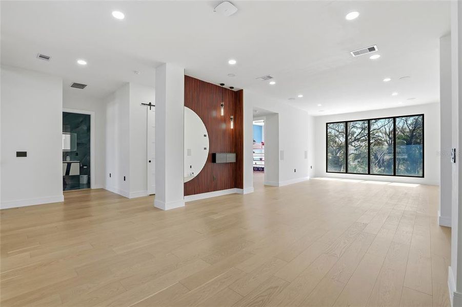 Spacious, unfurnished interior of a new home in , Tampa (Image 75).