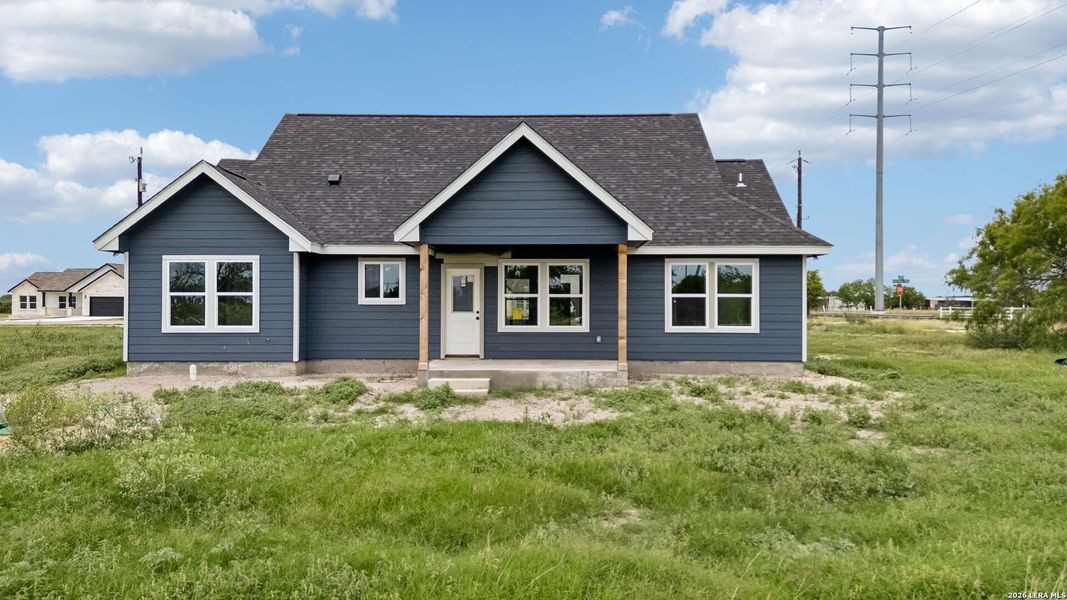 Exterior details and patio area of a home in , Natalia (Image 30).