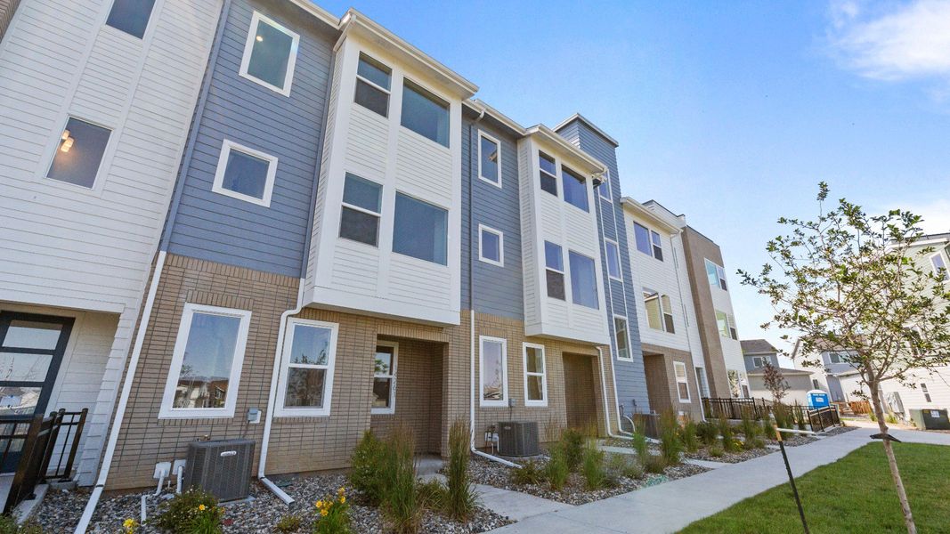 Condo located in Broomfield, CO showcasing its design and architecture (Image 3).