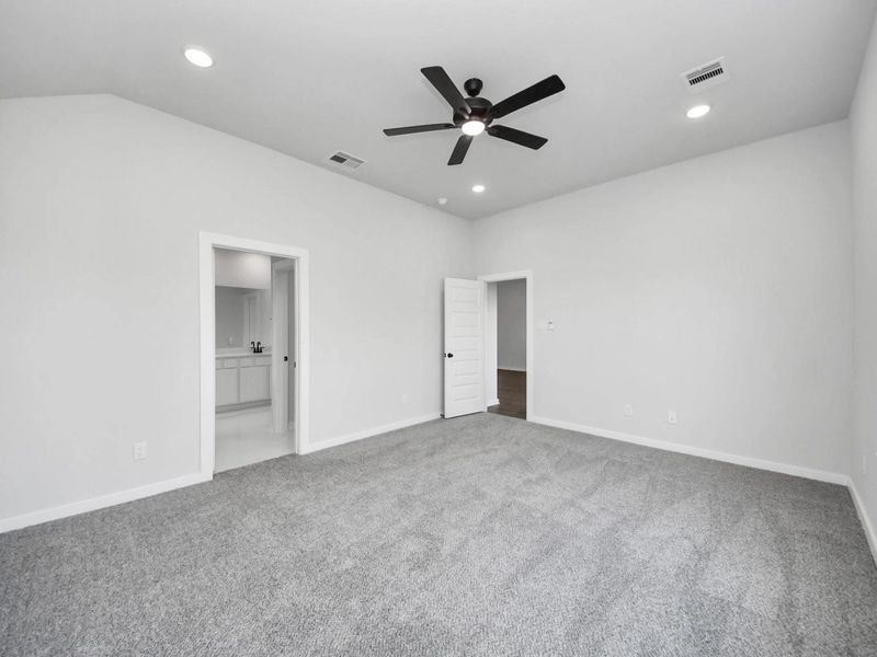 Spacious, unfurnished interior of a new home in River Ranch Meadows, Dayton (Image 29).