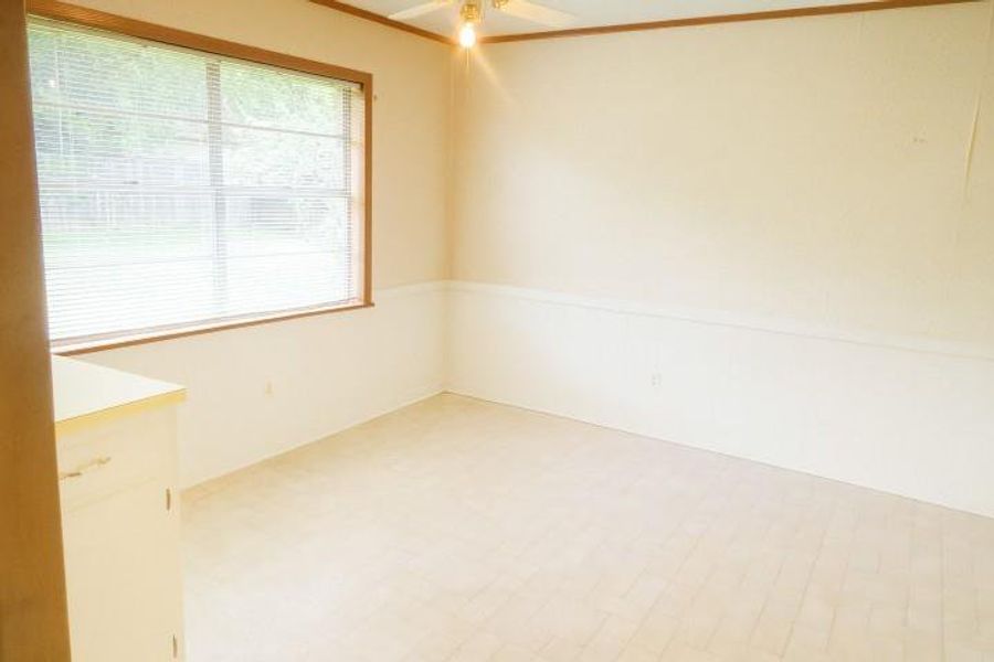 Spacious, unfurnished interior of a new home in , Mineola (Image 14).