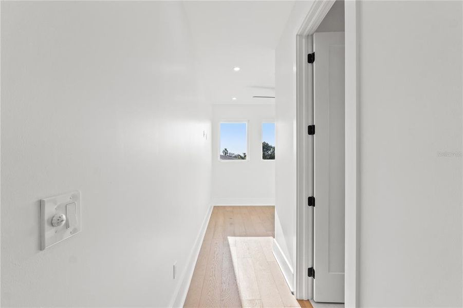 Spacious, unfurnished interior of a new home in , Tampa (Image 32).