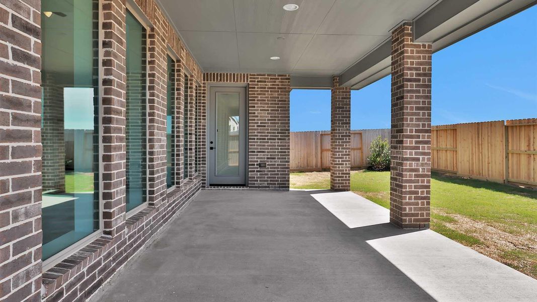 Exterior details and patio area of a home in Cross Creek West, Fulshear (Image 4).