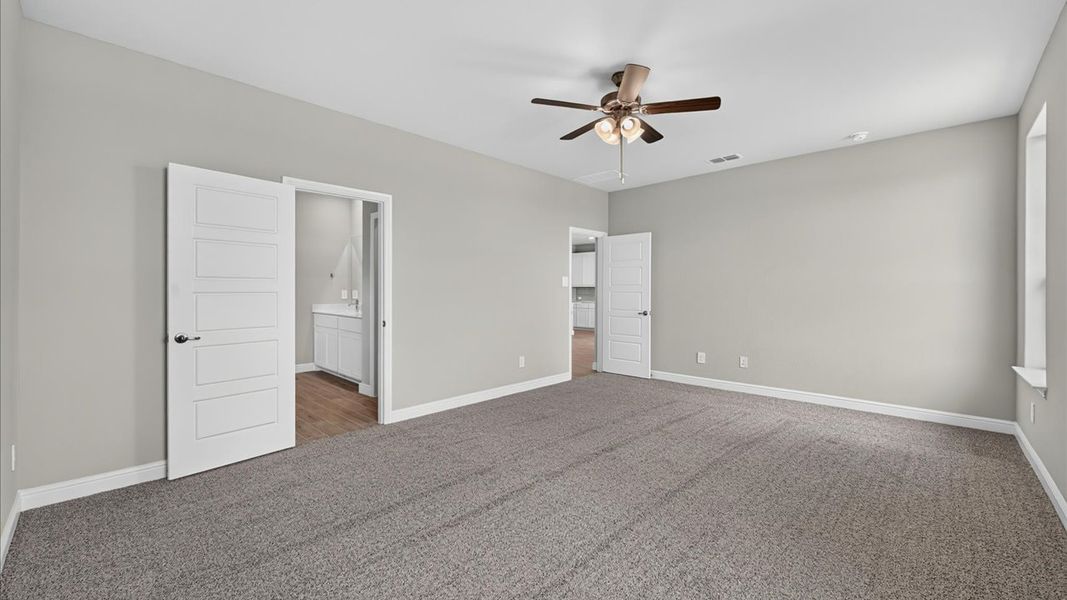 Representative unfurnished interior of a home built from the Glenwood by D.R. Horton in Bluestem, Rhome (Image 18).