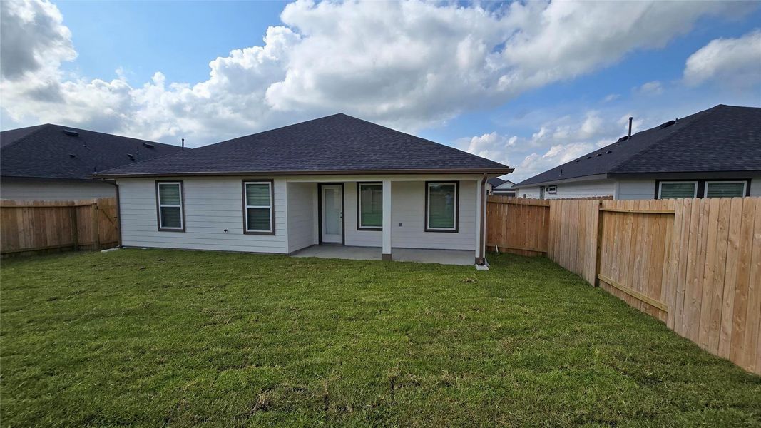 Exterior details and patio area of a home in Caldwell Ranch, Rosharon (Image 4).